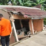 Hujan Deras Bogor: Pohon Beringin Tumbang Timpa Jalan, Rumah Warga Ambruk, Satu Luka Hujan Deras Bogor: Pohon Beringin Tumbang Timpa Jalan, Rumah Warga Ambruk, Satu Luka