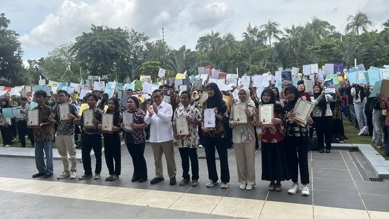 Pramono Anung Serahkan 6.050 Ijazah Warga, Ada yang Tertahan 17 Tahun