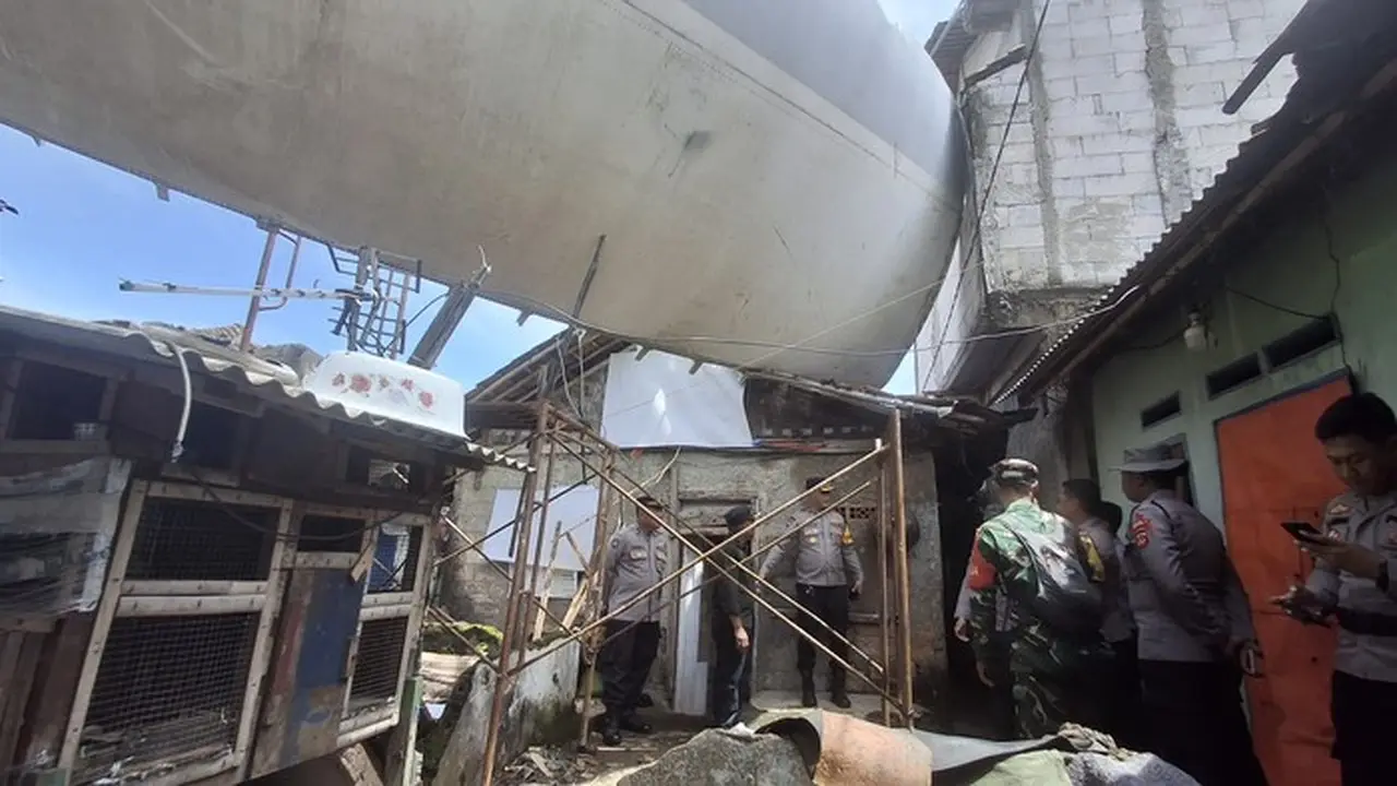 Potongan Bangkai Pesawat Hantam Rumah Warga Bogor Akibat Amukan Puting Beliung Potongan Bangkai Pesawat Hantam Rumah Warga Bogor Akibat Amukan Puting Beliung