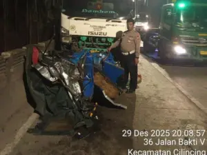 Bajaj Ringsek Terjepit Truk Trailer dalam Kecelakaan Beruntun di Akses Marunda, Jakarta Utara