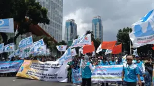 Massa Buruh Tolak UMP 2026 Kepung Monas, Jalan Medan Merdeka Selatan Ditutup Situasional