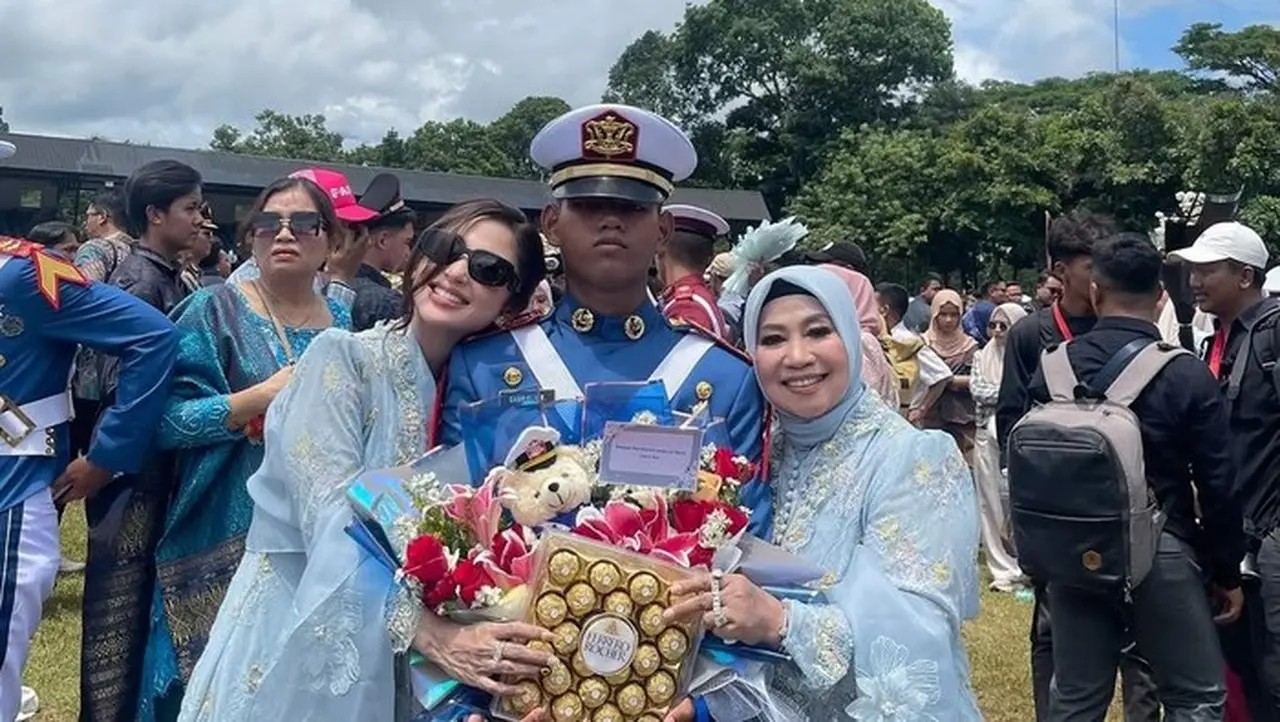 Dewi Perssik Bersyukur Putranya Jalani Pendidikan Akmil dengan Lancar Dewi Perssik Bersyukur Putranya Jalani Pendidikan Akmil dengan Lancar