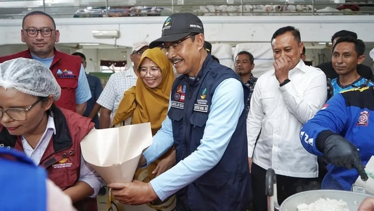 Mensos Tinjau Dapur Umum Sibolga, Pastikan Pasokan Makanan Aman untuk Pengungsi