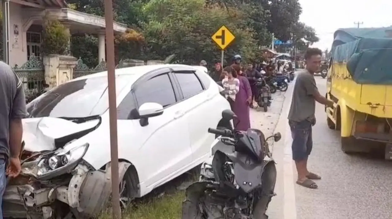 Pelajar SMA di Lebak Tabrak 3 Pemotor Saat Menyalip, Mobil Jazz Ringsek Pelajar SMA di Lebak Tabrak 3 Pemotor Saat Menyalip, Mobil Jazz Ringsek