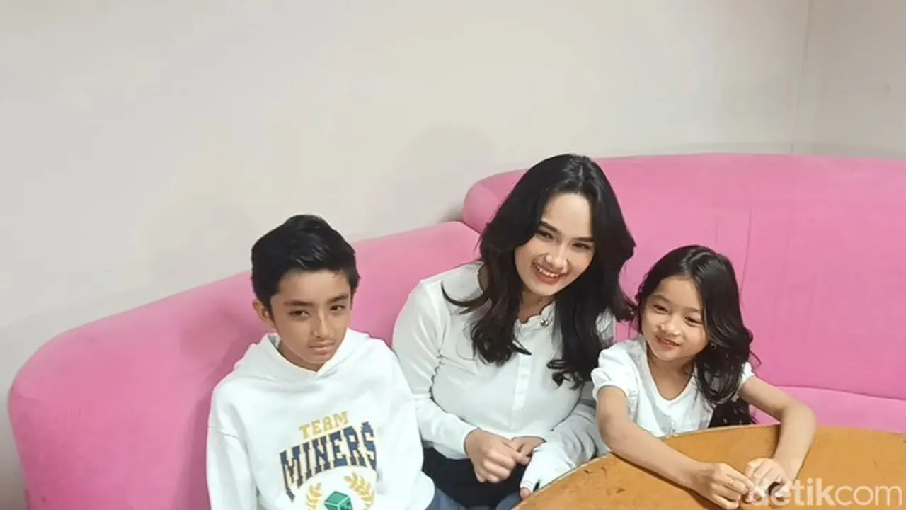 Faby Marcelia Ungkap Beban Batin: Sering Menangis di Kamar Mandi Demi Anak Faby Marcelia Ungkap Beban Batin: Sering Menangis di Kamar Mandi Demi Anak