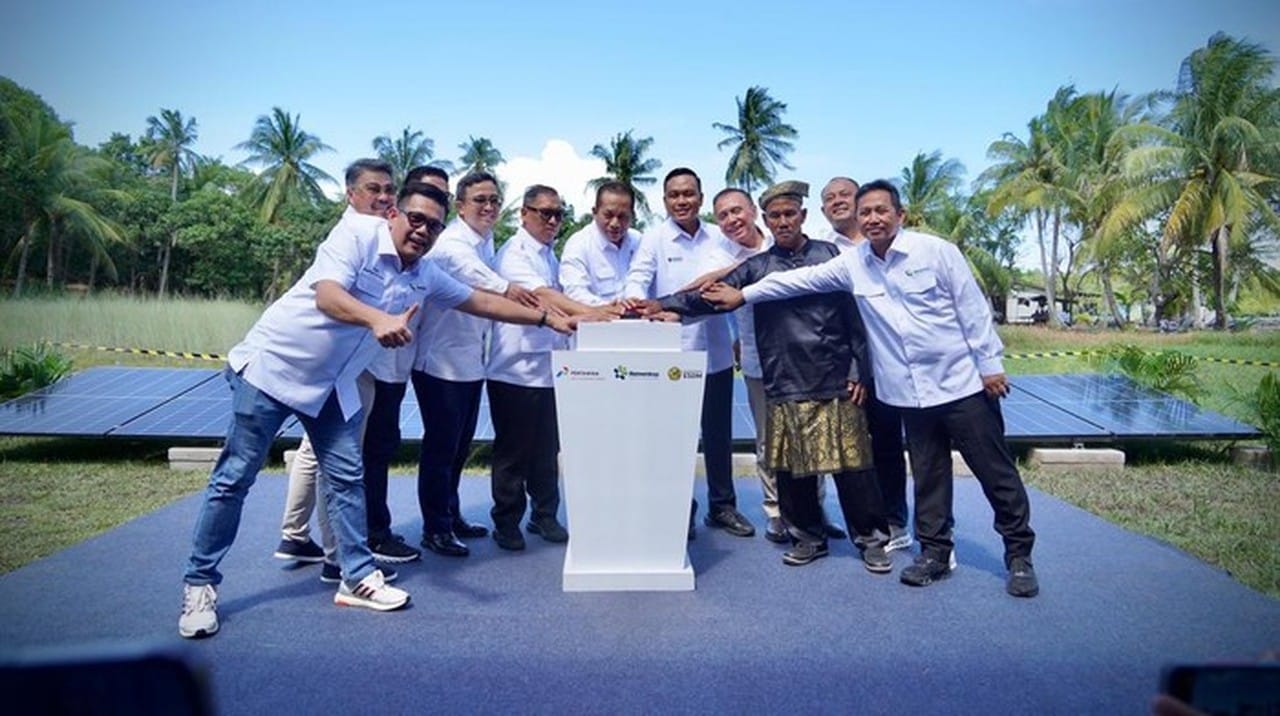 Kemenkop dan Pertamina Hadirkan Listrik Tenaga Surya untuk Koperasi Nelayan Pulau Sembur Kemenkop dan Pertamina Hadirkan Listrik Tenaga Surya untuk Koperasi Nelayan Pulau Sembur