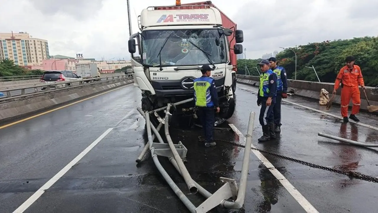Truk Trailer Pecah Ban di Tol Wiyoto Wiyono, Pembatas Jalan 76 Meter Copot dan Sebabkan Macet Truk Trailer Pecah Ban di Tol Wiyoto Wiyono, Pembatas Jalan 76 Meter Copot dan Sebabkan Macet