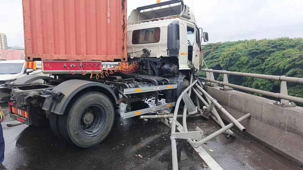 Truk Kontainer Tabrak Pembatas Jalan Tol Wiyoto Wiyono, Lalin Arah Cawang Macet Parah Truk Kontainer Tabrak Pembatas Jalan Tol Wiyoto Wiyono, Lalin Arah Cawang Macet Parah