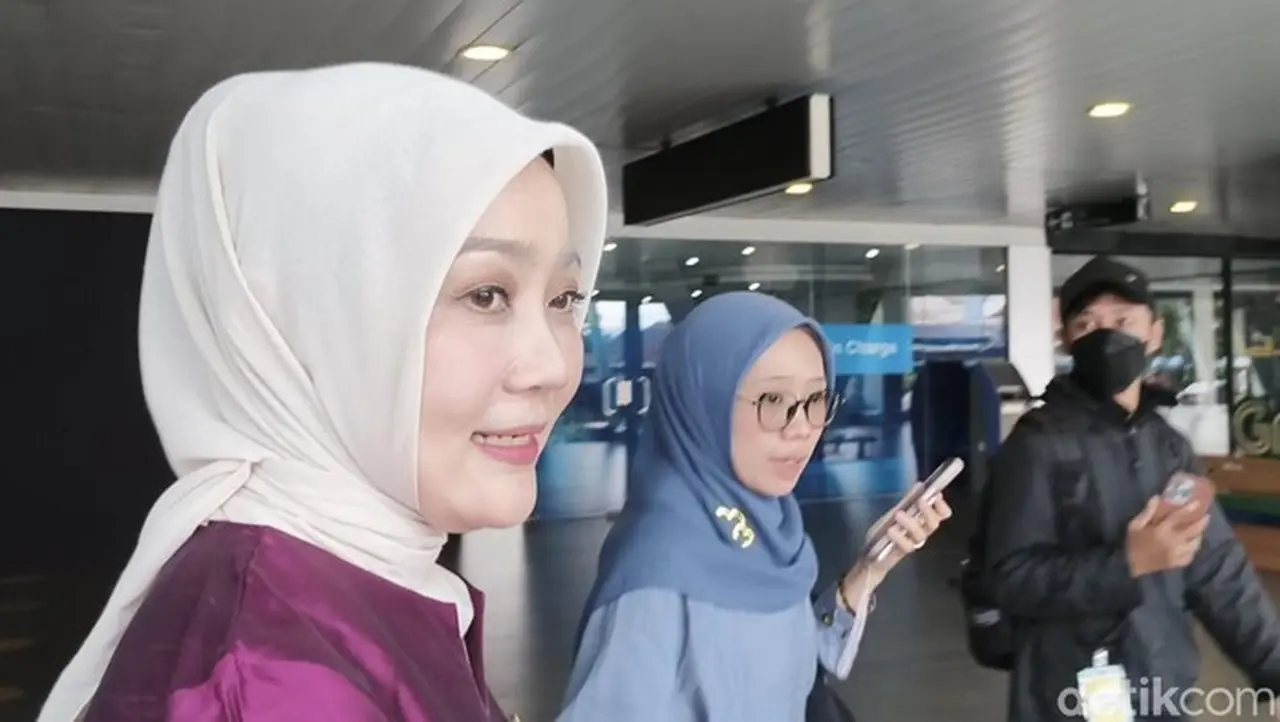 Atalia Praratya Bungkam Saat Ditanya Soal Gugatan Cerai dari Ridwan Kamil Atalia Praratya Bungkam Saat Ditanya Soal Gugatan Cerai dari Ridwan Kamil