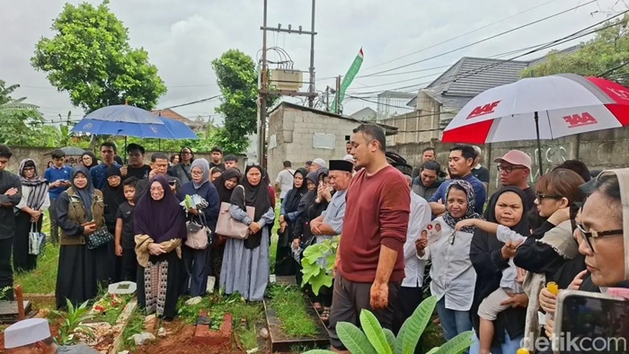 Ayah Gilang Dirga Meninggal Dunia dalam Hitungan Menit Setelah Dinyatakan Kritis Ayah Gilang Dirga Meninggal Dunia dalam Hitungan Menit Setelah Dinyatakan Kritis