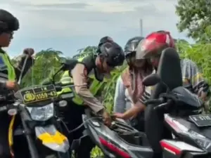 Polisi Kudus Sedot Bensin dari Motor Dinas untuk Bantu Wisatawan Kehabisan BBM
