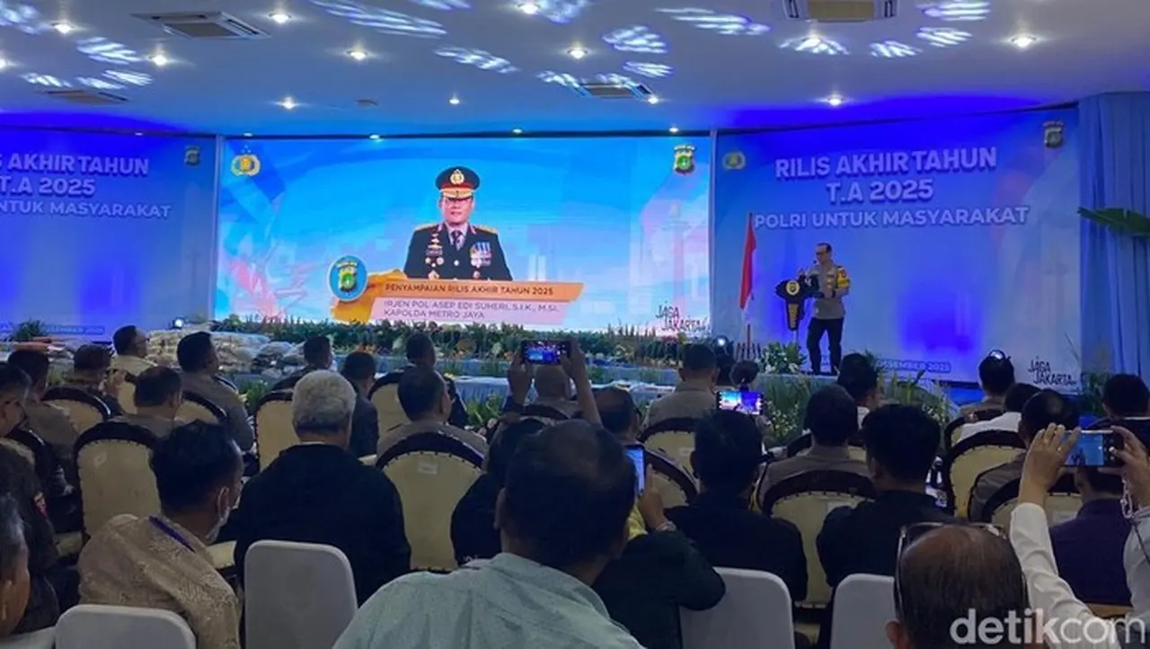 Kapolda Metro Ajak Doakan Korban Bencana Sumatera dalam Rilis Akhir Tahun 2025 Kapolda Metro Ajak Doakan Korban Bencana Sumatera dalam Rilis Akhir Tahun 2025