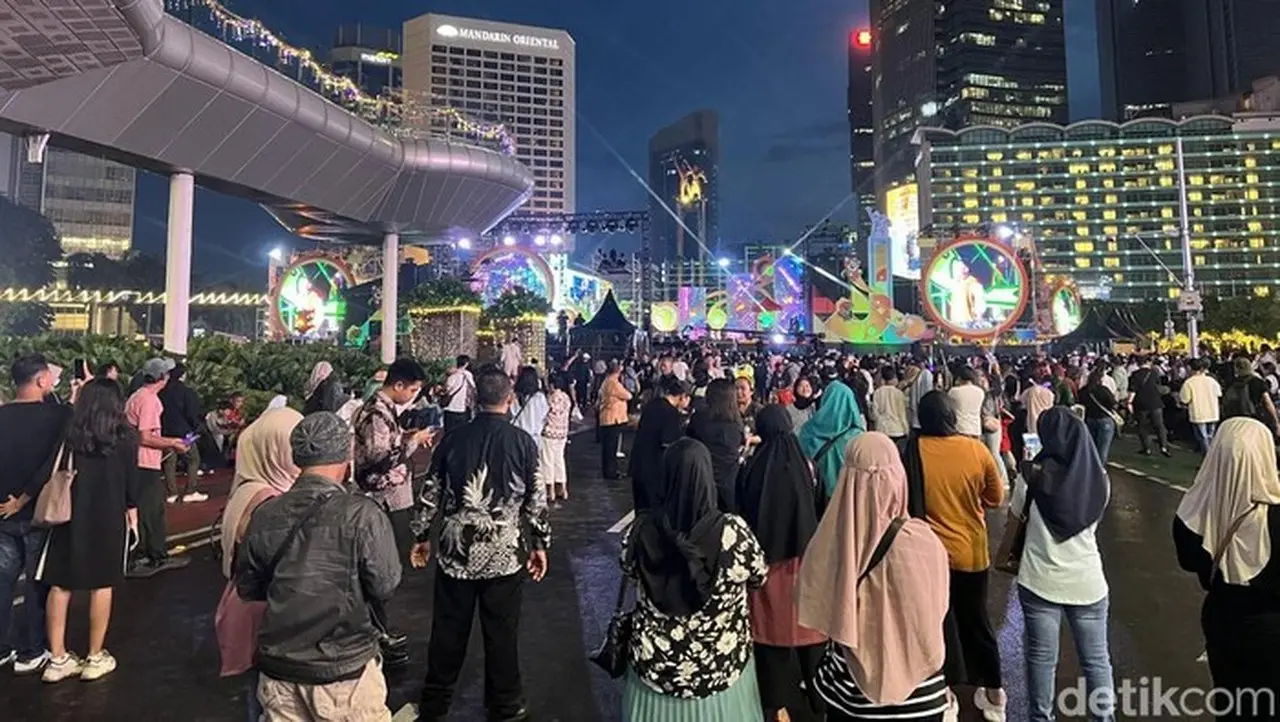 Malam Tahun Baru 2026: Bundaran HI Dipadati Warga, Jalan Thamrin Ditutup Total Malam Tahun Baru 2026: Bundaran HI Dipadati Warga, Jalan Thamrin Ditutup Total
