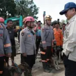 Prabowo Subianto Beri Semangat Polisi Pencari Korban Hilang di Tapsel