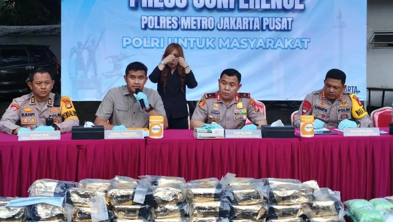 Polisi Gagalkan Pengiriman 100 Kg Sabu dari Sumatera via Truk Towing di Bekasi Polisi Gagalkan Pengiriman 100 Kg Sabu dari Sumatera via Truk Towing di Bekasi