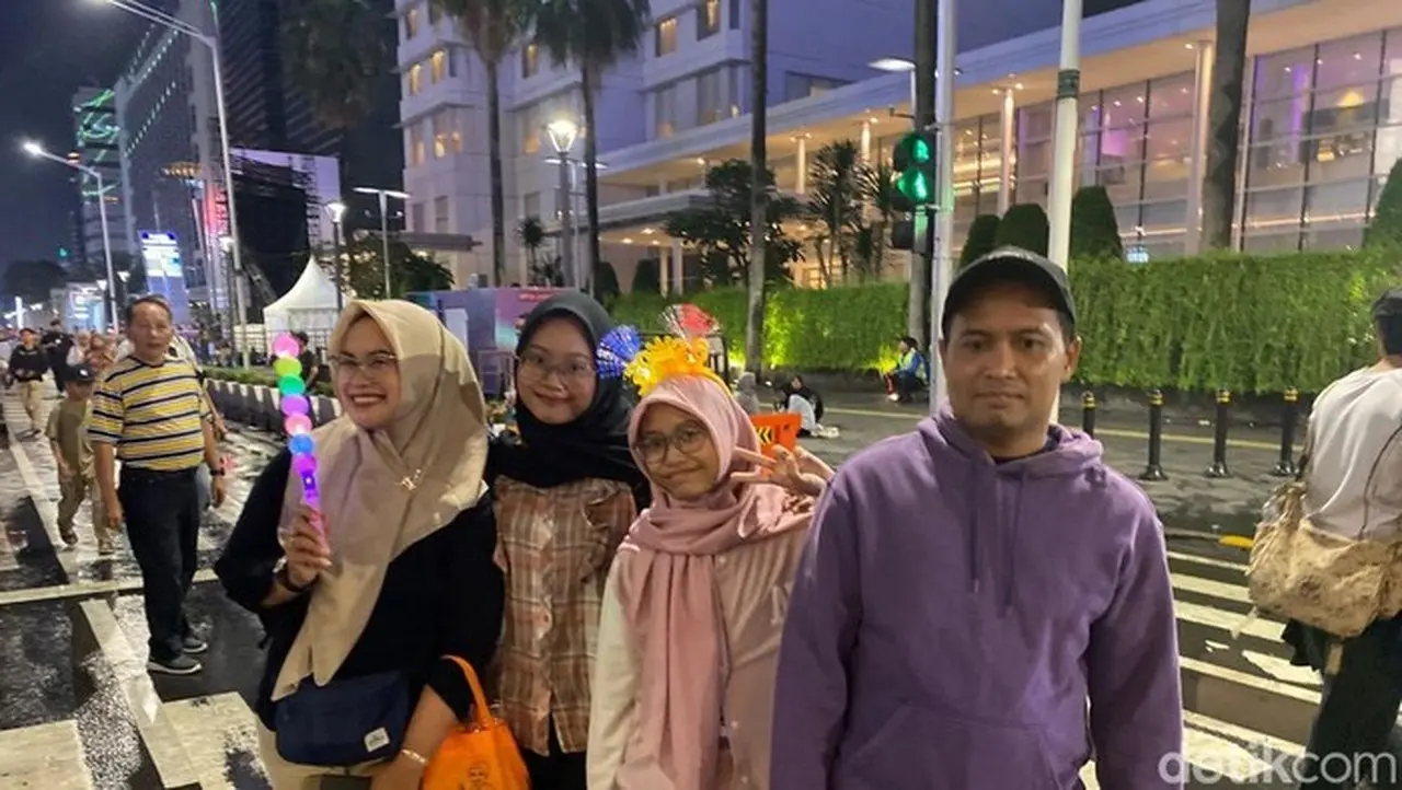 Warga Berburu Konten Tahun Baru 2026 di Bundaran HI Demi FYP dan Endorse Warga Berburu Konten Tahun Baru 2026 di Bundaran HI Demi FYP dan Endorse