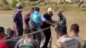 Wagub Aceh Fadhlullah Dek Fadh Nyaris Tenggelam Akibat Rakit Terbalik Saat Tinjau Banjir