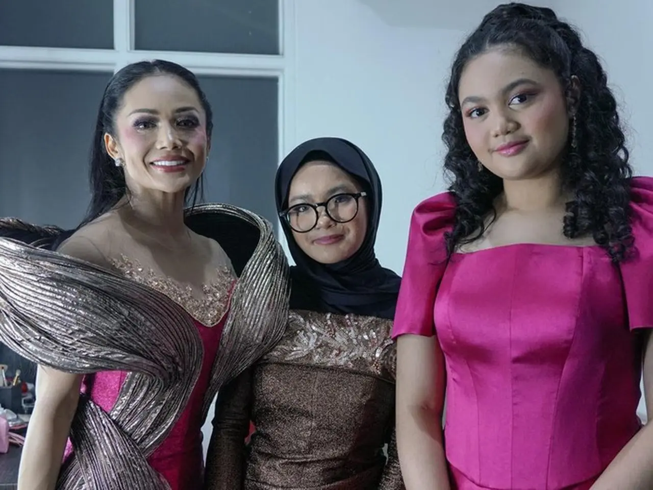 Dukung Desainer Gen Z, Kris Dayanti Tampil Glamor di Malam Final GADIS Sampul 2025 Dukung Desainer Gen Z, Kris Dayanti Tampil Glamor di Malam Final GADIS Sampul 2025