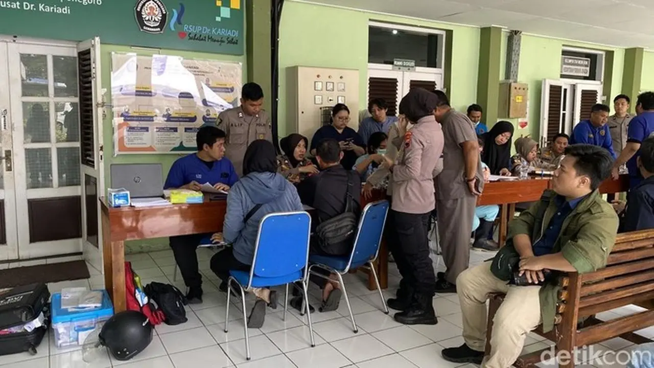 Keluarga Korban Kecelakaan Bus Maut di Tol Semarang Menangis Histeris Cari 5 Kerabat Keluarga Korban Kecelakaan Bus Maut di Tol Semarang Menangis Histeris Cari 5 Kerabat