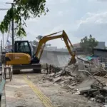Puluhan Bangunan Liar di Jalan Akses UI Depok Dibongkar untuk Kembalikan Fungsi Trotoar