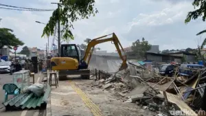 Puluhan Bangunan Liar di Jalan Akses UI Depok Dibongkar untuk Kembalikan Fungsi Trotoar