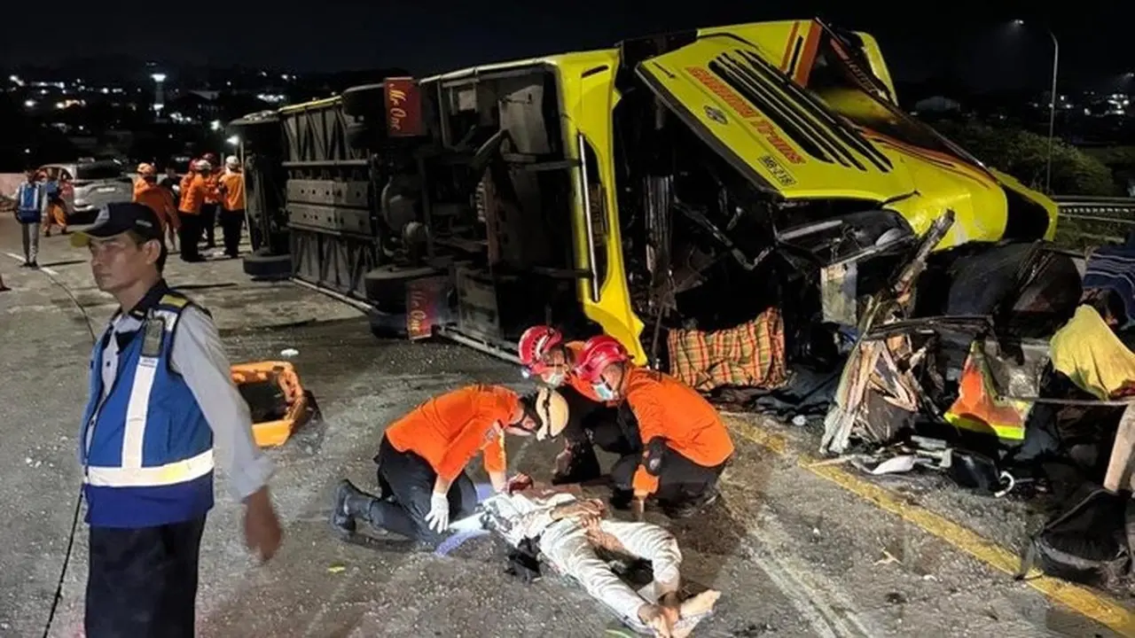 Bus PO Cahaya Trans Terguling di Semarang Tewaskan 16 Orang, Diduga Dikemudikan Sopir Cadangan Bus PO Cahaya Trans Terguling di Semarang Tewaskan 16 Orang, Diduga Dikemudikan Sopir Cadangan