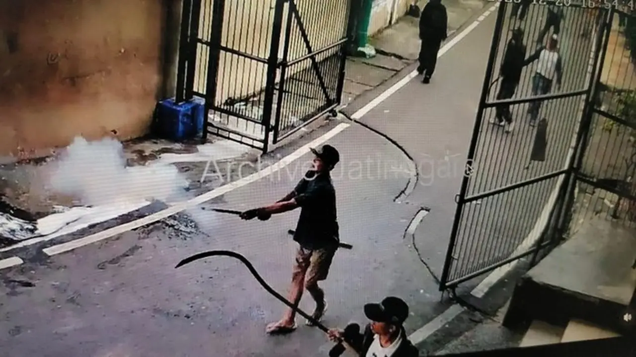 Gerombolan Remaja Bersenjata Tajam Serang Warga Jatinegara, Polisi Buru Pelaku Gerombolan Remaja Bersenjata Tajam Serang Warga Jatinegara, Polisi Buru Pelaku