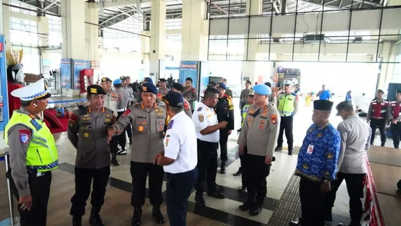 Kesiapan Operasi Lilin Jaya 2025: Brimob Polda Metro Tinjau Gereja dan Pos Pantau di Jakarta Timur