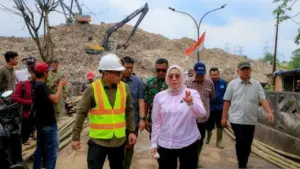 KLH Turun Tangan Bantu Tangsel Atasi Krisis Sampah, Fokus Perbaikan TPA Cipeucang KLH Turun Tangan Bantu Tangsel Atasi Krisis Sampah, Fokus Perbaikan TPA Cipeucang