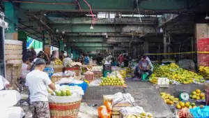 Pedagang Pasar Kramat Jati Kembali Berjualan di Kios Sementara Pasca Kebakaran Pedagang Pasar Kramat Jati Kembali Berjualan di Kios Sementara Pasca Kebakaran