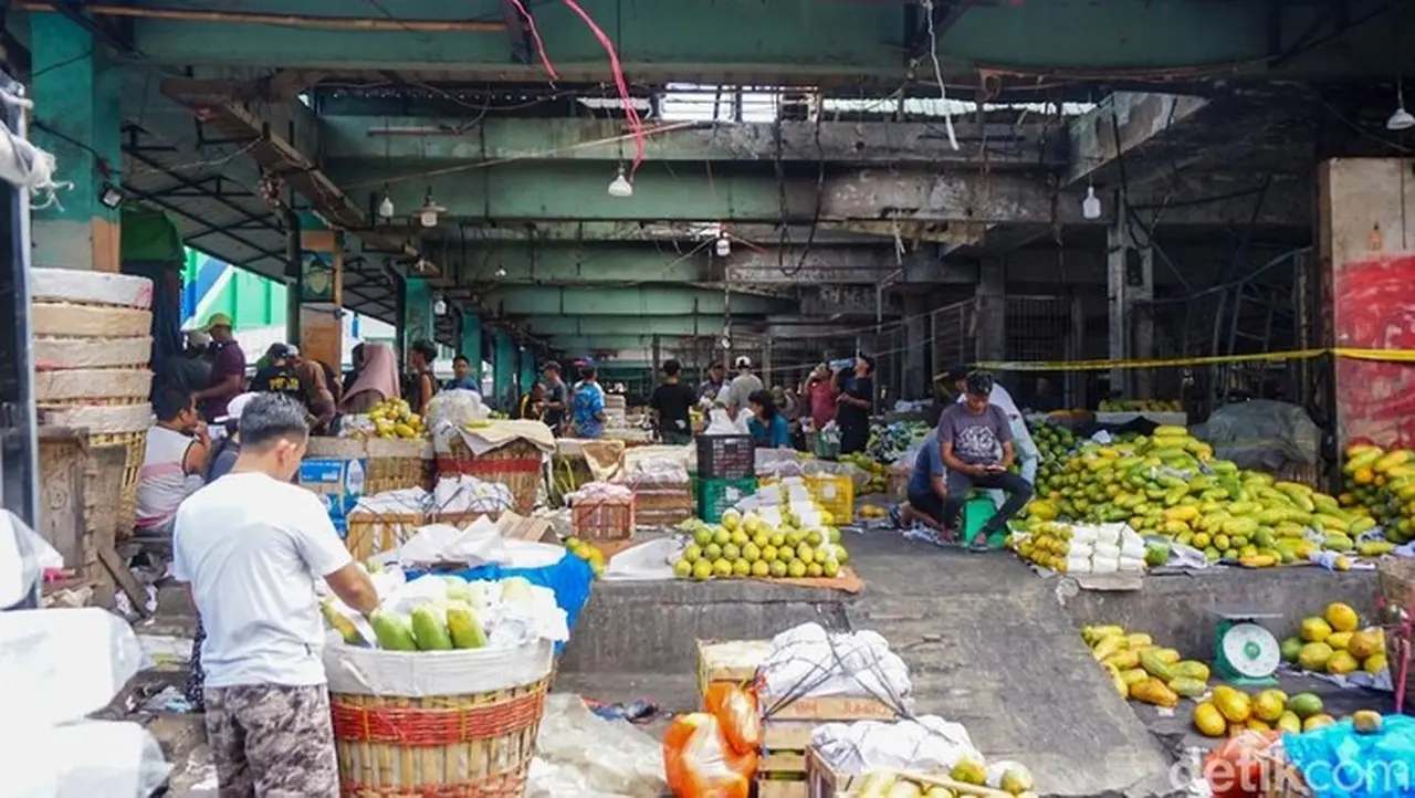 Pedagang Pasar Kramat Jati Kembali Berjualan di Kios Sementara Pasca Kebakaran Pedagang Pasar Kramat Jati Kembali Berjualan di Kios Sementara Pasca Kebakaran