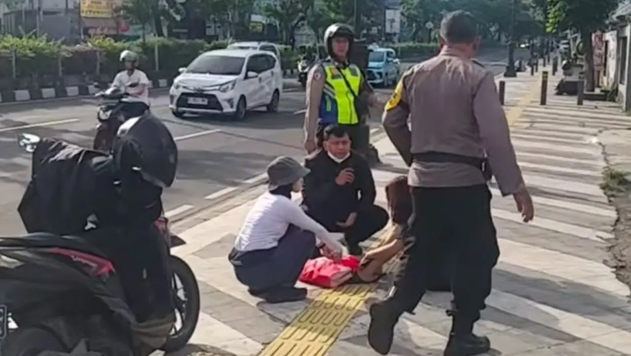 Wanita Diduga Depresi Berlarian di Margonda Depok, Polisi Berhasil Evakuasi Wanita Diduga Depresi Berlarian di Margonda Depok, Polisi Berhasil Evakuasi