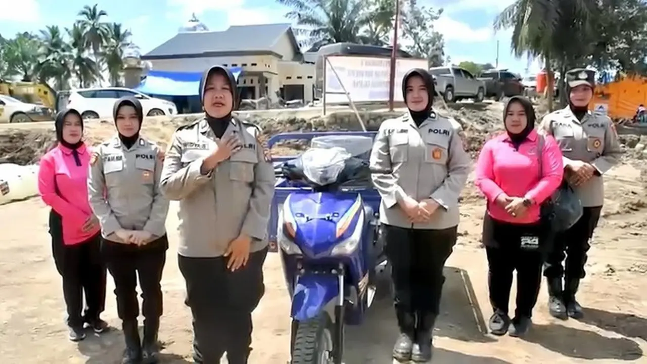 Polwan Jakpus Beri Motor Roda Tiga untuk Akses Bencana di Tapanuli Selatan