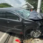 Toyota Avanza Tabrak Tiang Lampu di Bandara Soetta, Dua Orang Terluka Parah Toyota Avanza Tabrak Tiang Lampu di Bandara Soetta, Dua Orang Terluka Parah