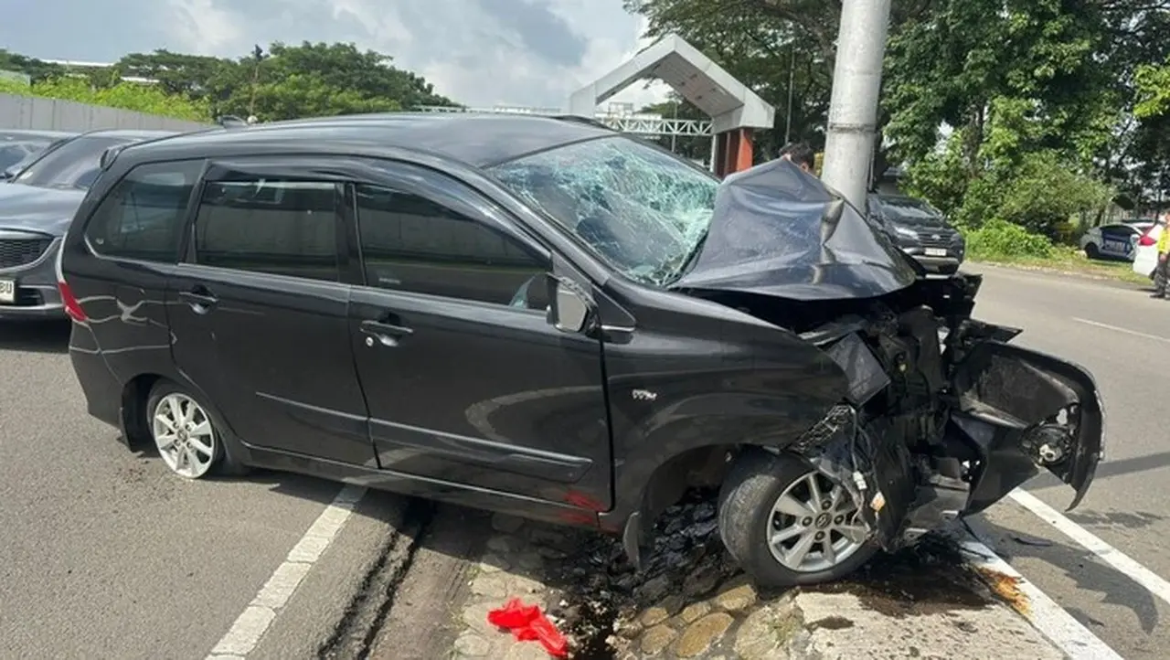 Toyota Avanza Tabrak Tiang Lampu di Bandara Soetta, Dua Orang Terluka Parah Toyota Avanza Tabrak Tiang Lampu di Bandara Soetta, Dua Orang Terluka Parah