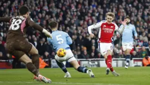 Gary Neville: Liga Inggris Musim Ini Hanya Balapan Dua Kuda Antara Arsenal dan Man City