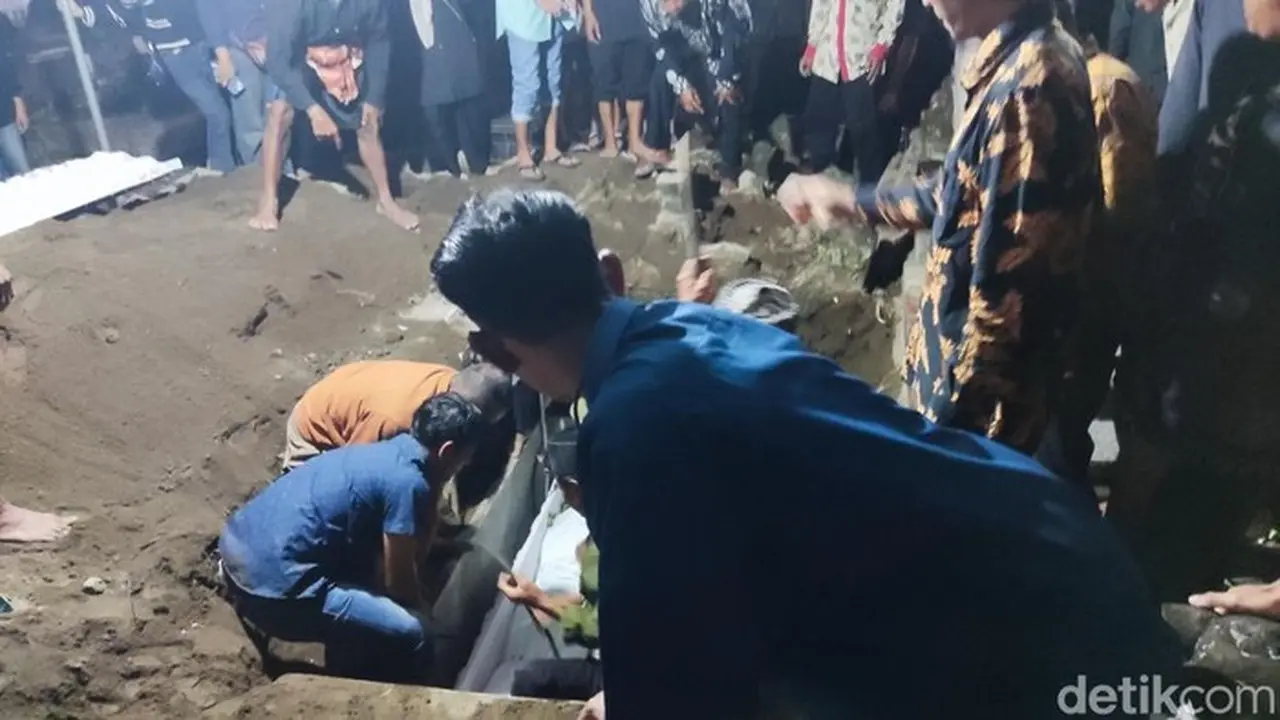 Ibu dan Anak Korban Kecelakaan Bus Cahaya Trans di Semarang Dimakamkan Satu Liang di Sleman