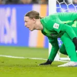 Kiper PSG Matvey Safonov Tepis Penalti Flamengo dengan Tangan Patah, Bawa Tim Juara Kiper PSG Matvey Safonov Tepis Penalti Flamengo dengan Tangan Patah, Bawa Tim Juara