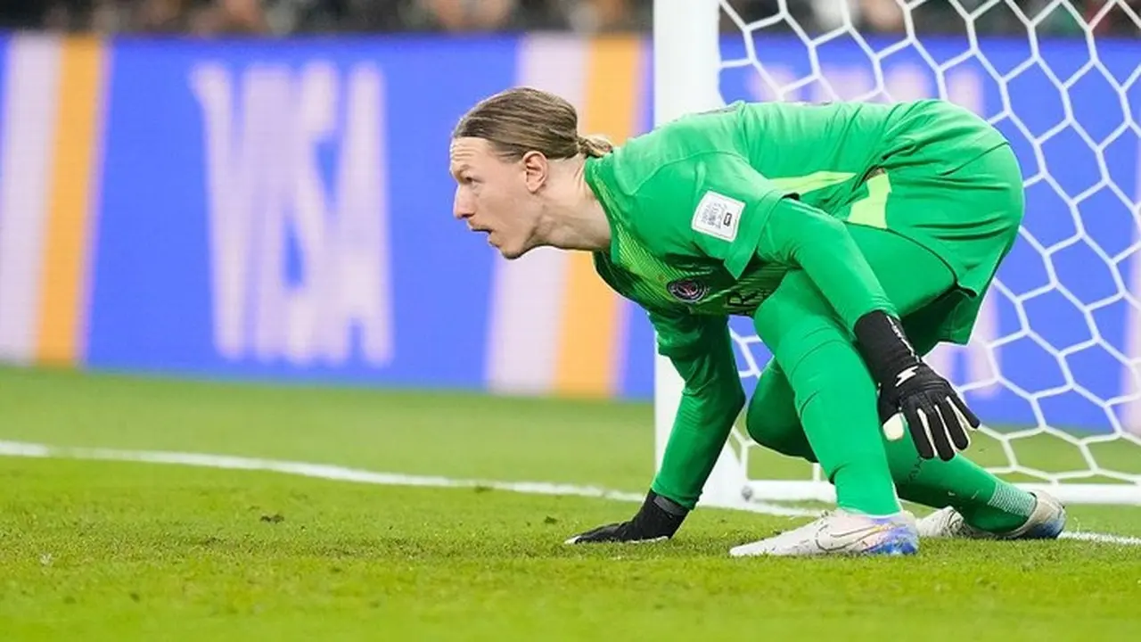 Kiper PSG Matvey Safonov Tepis Penalti Flamengo dengan Tangan Patah, Bawa Tim Juara