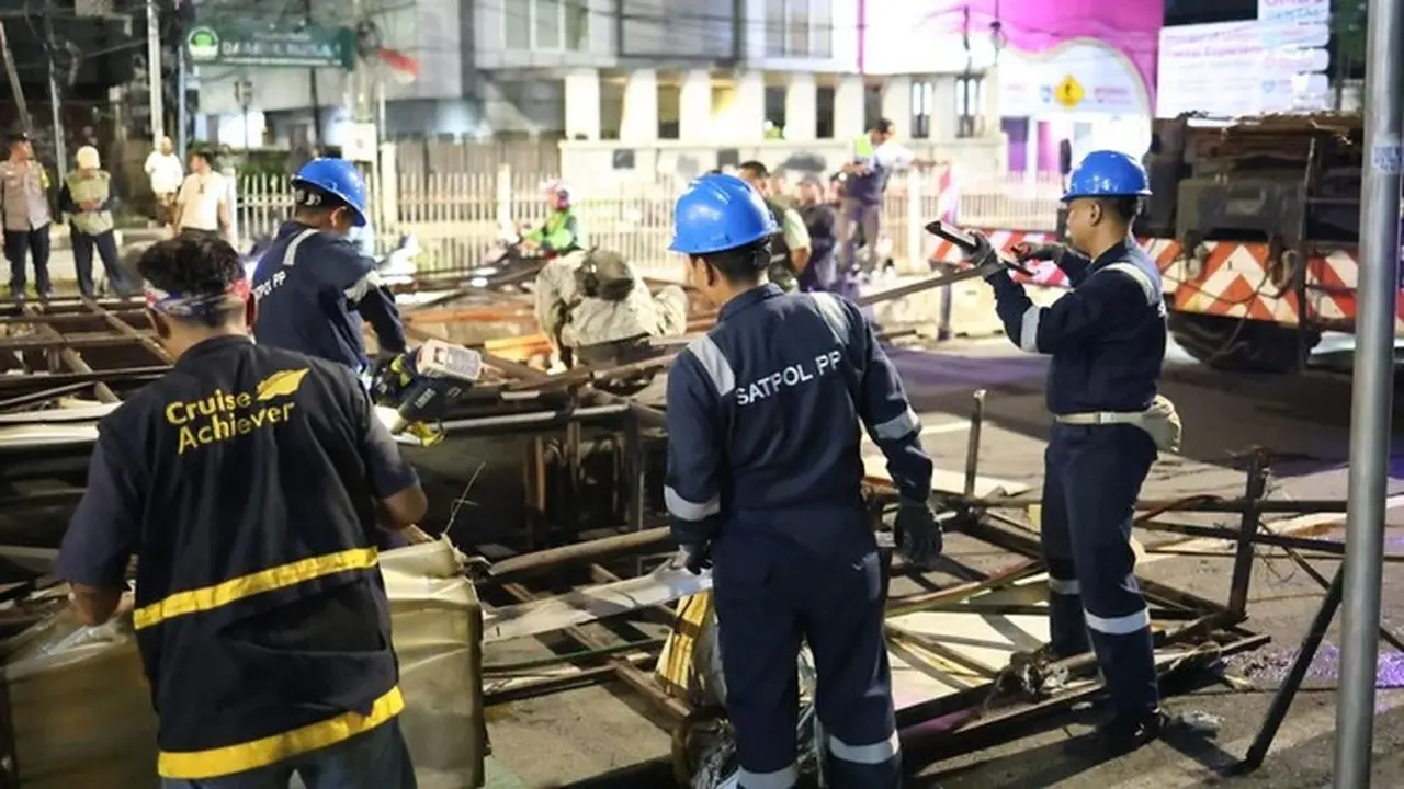 Satpol PP DKI Bongkar 16 Papan Reklame Berkarat, Antisipasi Cuaca Ekstrem Akhir Tahun