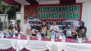 Kejari Kabupaten Bogor Musnahkan Ratusan Perkara, Termasuk ‘Keripik Pisang Narkoba’ dan Kosmetik Ilegal