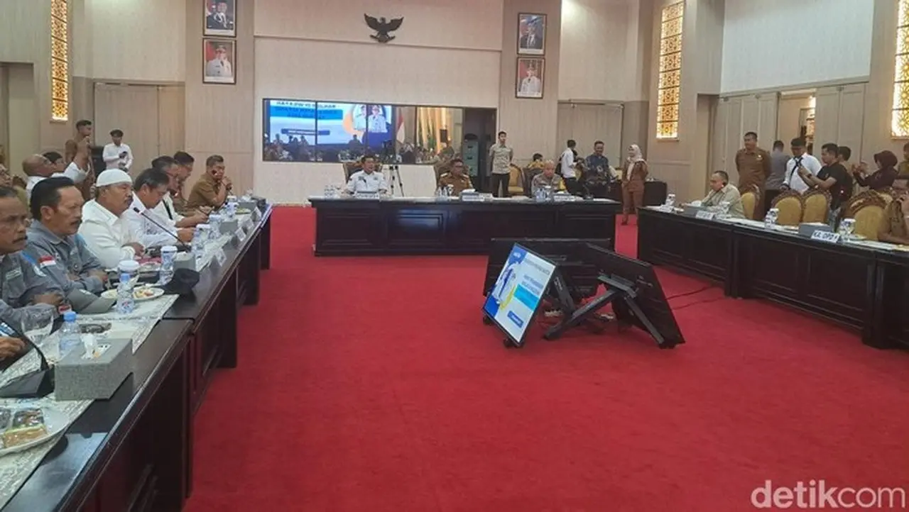 Banjir Dua Pekan di Serang, Warga Mendesak Pemprov Banten Kerahkan Ekskavator Amfibi Banjir Dua Pekan di Serang, Warga Mendesak Pemprov Banten Kerahkan Ekskavator Amfibi