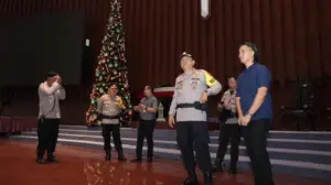 Polisi Perketat Pengamanan Gereja di Jakarta Pusat untuk Pastikan Ibadah Natal Aman Polisi Perketat Pengamanan Gereja di Jakarta Pusat untuk Pastikan Ibadah Natal Aman