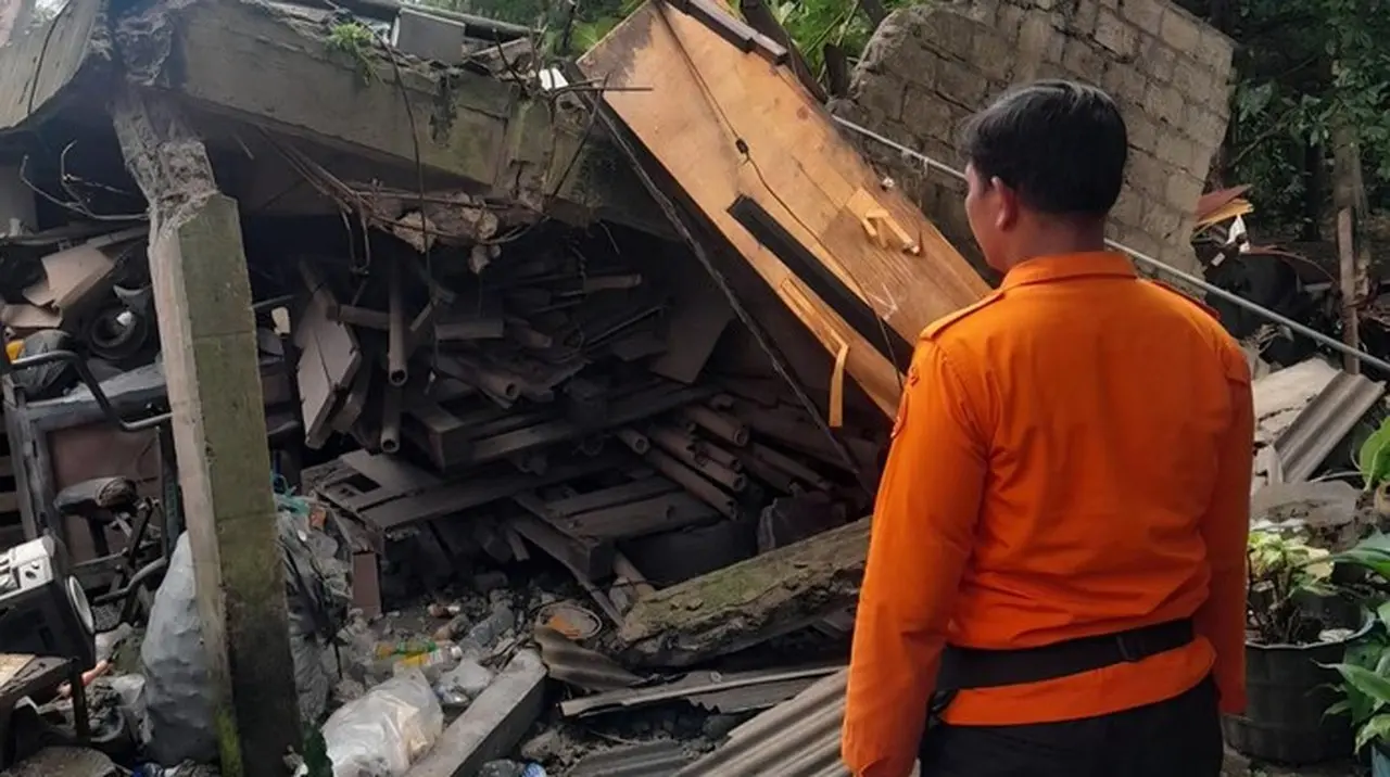 Angin Kencang Terjang Bogor, Rumah Dua Lantai di Empang Ambruk Angin Kencang Terjang Bogor, Rumah Dua Lantai di Empang Ambruk