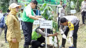 Kapolda Jateng Tanam 11 Ribu Bibit Pohon di Hutan Undip: Investasi Kehidupan untuk Masa Depan