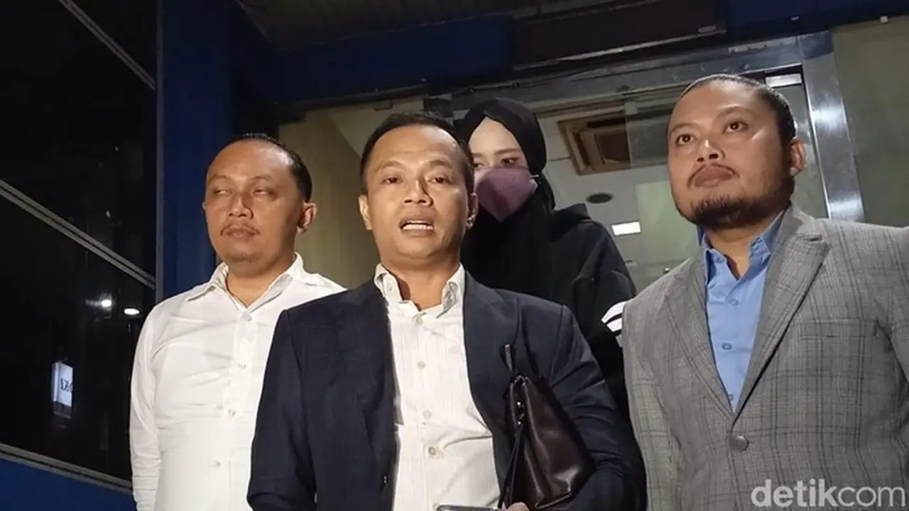 Tim Kuasa Hukum Inara Rusli Mundur, Ungkap Adanya Perbedaan Visi dengan Klien Tim Kuasa Hukum Inara Rusli Mundur, Ungkap Adanya Perbedaan Visi dengan Klien