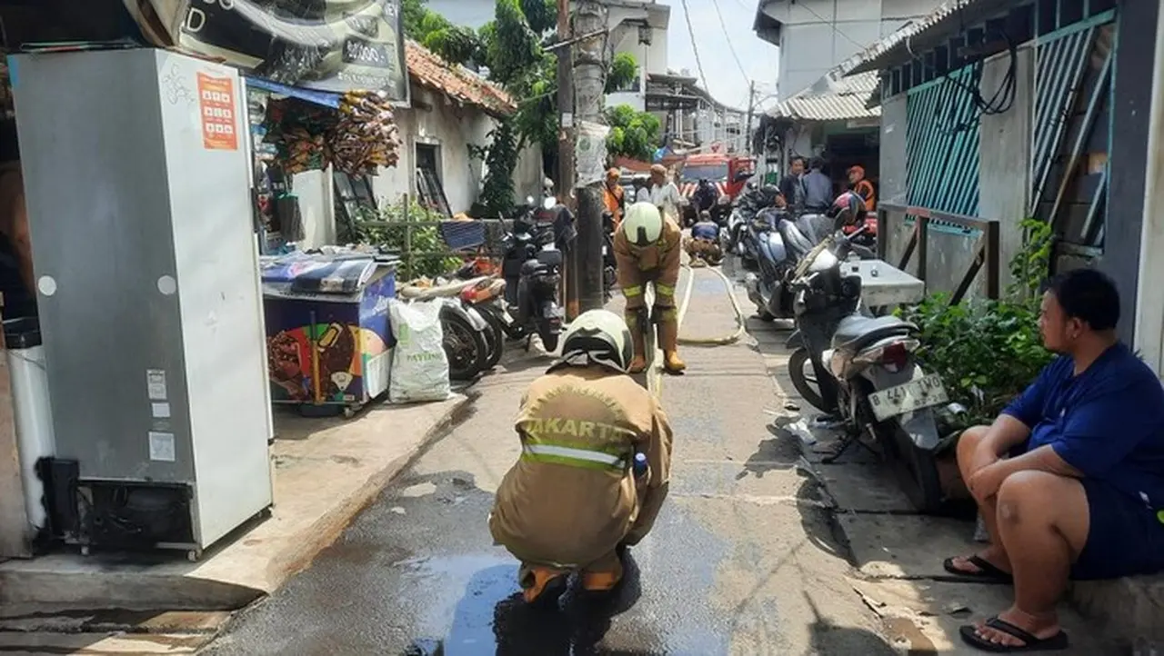 Bara Api Kebakaran Semalam Kembali Menyala di Petamburan, Damkar dan Warga Sigap Padamkan Bara Api Kebakaran Semalam Kembali Menyala di Petamburan, Damkar dan Warga Sigap Padamkan