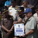 Mendagri Tito Salurkan 26.234 Pakaian untuk Korban Bencana di Aceh Timur