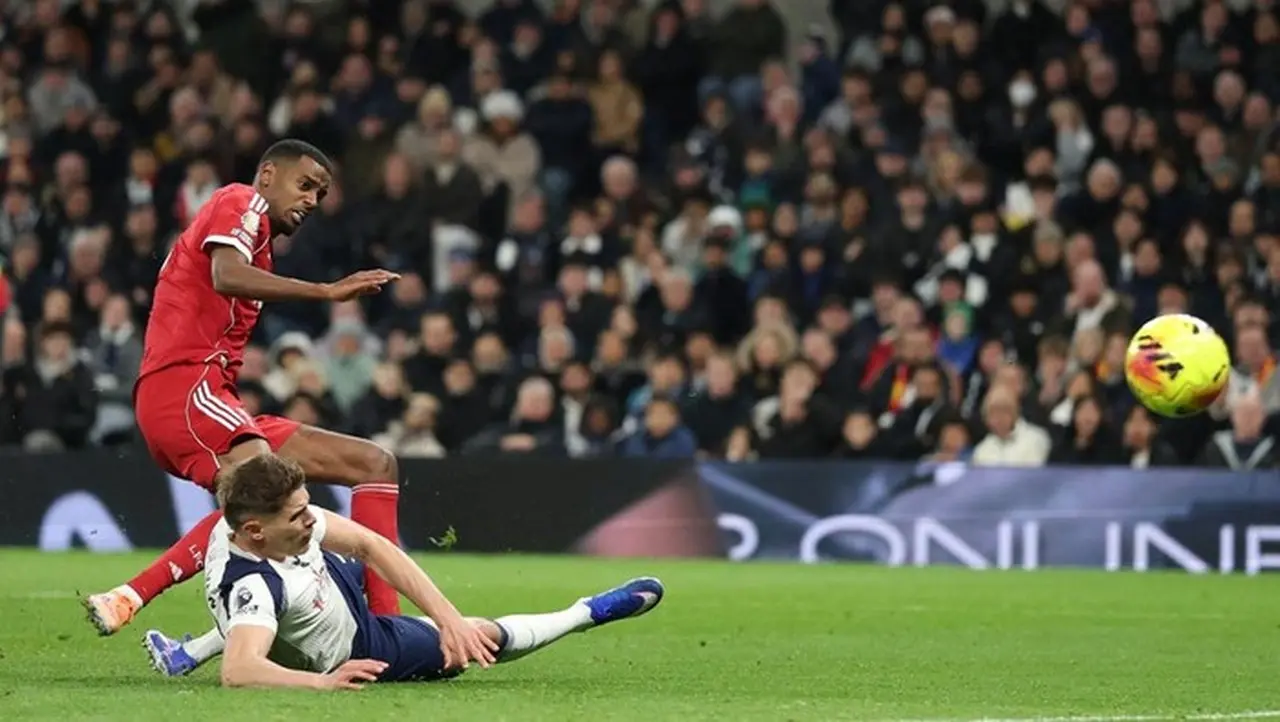 Jamie Carragher Bela Micky van de Ven Setelah Tekel Isak Berujung Cedera Parah Jamie Carragher Bela Micky van de Ven Setelah Tekel Isak Berujung Cedera Parah