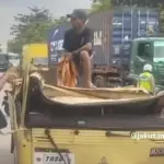 Truk Besi Terguling di Jakut, Sopir dan Kernet Tewas Terjepit Muatan